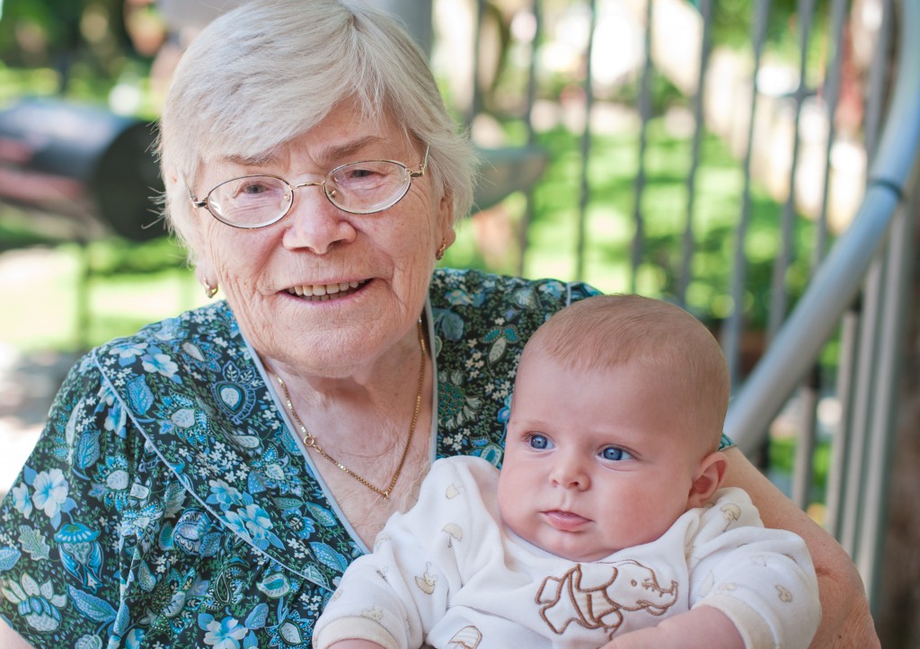 Фото для внучки. Бабушка и маленький внук. Бабуля с маленькой внучкой. Бабушка и внучка фото. Фотосессии с маленькой внучкой.